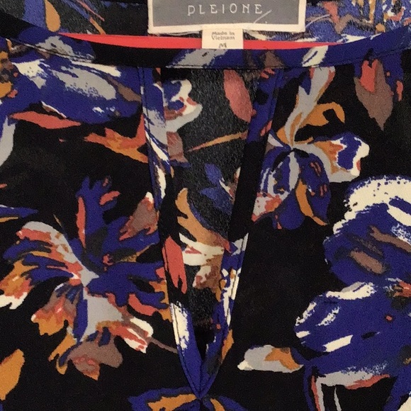 5/$20 Pleione black floral long sleeve top, M. Smocked sleeve cuff, EUC - Picture 4 of 5